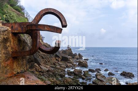 San Sebastian, Espagne - 18 avril 2022: Sculpture 'Comb of the Wind' située sur la plage d'Ondarreta, San Sebastián, Espagne. Créé par le sculpteur basque E Banque D'Images