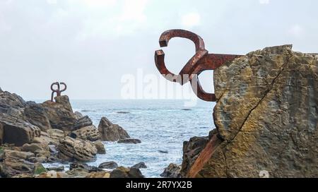 San Sebastian, Espagne - 18 avril 2022: Sculpture 'Comb of the Wind' située sur la plage d'Ondarreta, San Sebastián, Espagne. Créé par le sculpteur basque E Banque D'Images