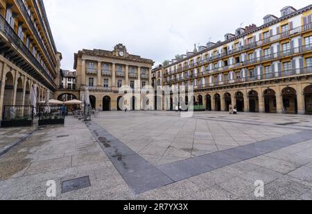 San Sebastian, Espagne - 18 avril 2022: Plaza de la Constitución, San Sebastian, Espagne sans personnes avec la vieille mairie en arrière-plan, maintenant a l Banque D'Images