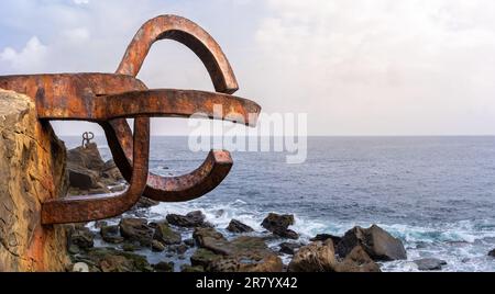 San Sebastian, Espagne - 18 avril 2022: Sculpture 'Comb of the Wind' située sur la plage d'Ondarreta, San Sebastián, Espagne. Créé par le sculpteur basque E Banque D'Images