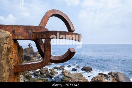 San Sebastian, Espagne - 18 avril 2022: Sculpture 'Comb of the Wind' située sur la plage d'Ondarreta, San Sebastián, Espagne. Créé par le sculpteur basque Banque D'Images