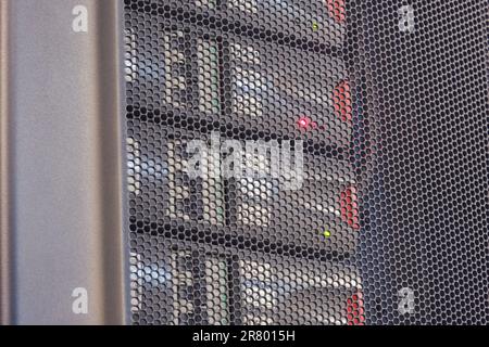 Le module UPS de la salle des serveurs émet un voyant d'avertissement rouge indiquant une erreur de batterie. Banque D'Images