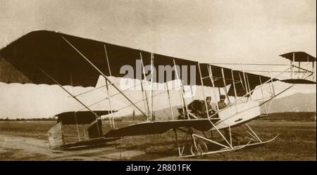 L'aviateur italien Umberto Degli Esposti dans un avion français MF.7 de Farman, 1910s Banque D'Images