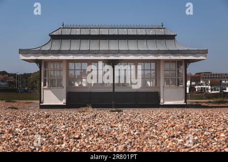 Refuge de plage vide sur Worthing Beach, West Sussex, Royaume-Uni Banque D'Images