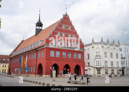 18 juin 2023, Mecklembourg-Poméranie occidentale, Greifswald: L'hôtel de ville de Greifswald. Le magnifique bâtiment est le siège du maire, du conseil municipal et de l'administration de la ville. Greifswald peut-il louer des terres municipales au district pour y loger des réfugiés? Le même jour, les citoyens sont appelés à voter sur la question par référendum. Au début de l'année, il y a eu une forte protestation contre une grande installation d'hébergement de conteneurs dans la ville hanséatique. Les plans correspondants ont depuis été supprimés de la table. La manifestation a donné lieu à une pétition pour un référendum, wh Banque D'Images