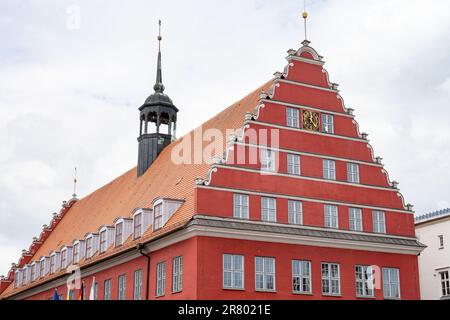 18 juin 2023, Mecklembourg-Poméranie occidentale, Greifswald: L'hôtel de ville de Greifswald. Le magnifique bâtiment est le siège du maire, de la citoyenneté et de l'administration de la ville. Cependant, il n'a été appelé 'Radhus' (hôtel de ville) que depuis 1551; avant cela, il a été appelé 'Kophus' (grand magasin). Greifswald peut-il louer des terres municipales au district pour y loger des réfugiés? Le même jour, les citoyens sont appelés à voter sur la question par référendum. Au début de l'année, il y a eu une forte protestation contre une grande installation d'hébergement de conteneurs dans la ville hanséatique Banque D'Images