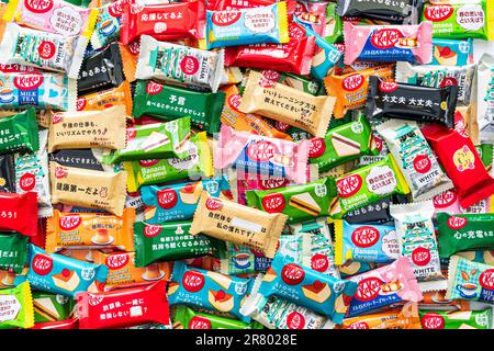 Assortiment de kitkats de minibar japonais aux saveurs variées. Diverses saveurs, dont le caramel aux haricots rouges, le caramel à la banane, le gâteau au fromage aux fraises et autres. Banque D'Images