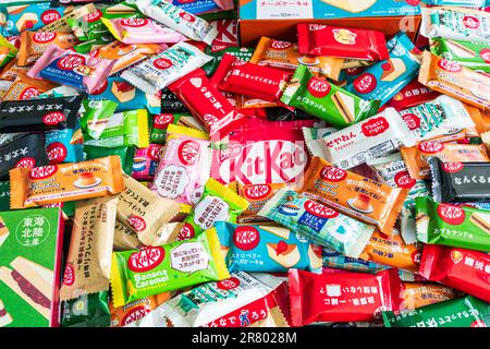 Assortiment de kitkats de minibar japonais aux saveurs variées. Diverses saveurs, dont le caramel aux haricots rouges, le caramel à la banane, le gâteau au fromage aux fraises et autres. Banque D'Images
