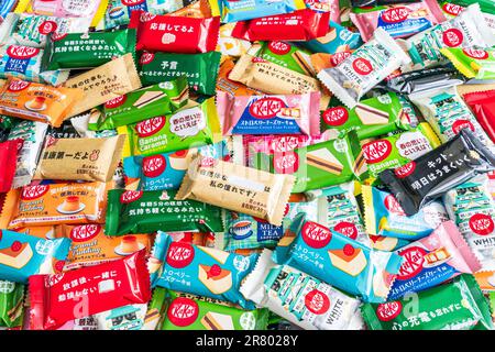 Assortiment de kitkats de minibar japonais aux saveurs variées. Diverses saveurs, dont le caramel aux haricots rouges, le caramel à la banane, le gâteau au fromage aux fraises et autres. Banque D'Images