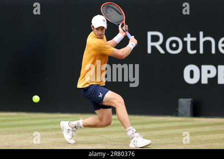 18th juin 2023; Nottingham tennis Centre, Nottingham, Angleterre: Rothesay Nottingham Open, jour 7; Andy Murray avec une photo de retour à Arthur Cazaux Banque D'Images