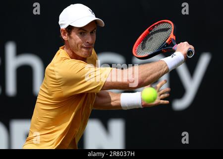 18th juin 2023; Nottingham tennis Centre, Nottingham, Angleterre: Rothesay Nottingham Open, jour 7; Andy Murray avec une photo de retour à Arthur Cazaux Banque D'Images