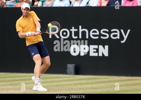 18th juin 2023; Nottingham tennis Centre, Nottingham, Angleterre: Rothesay Nottingham Open, jour 7; Andy Murray avec une photo de retour à Arthur Cazaux Banque D'Images