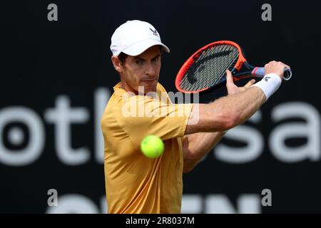 18th juin 2023; Nottingham tennis Centre, Nottingham, Angleterre: Rothesay Nottingham Open, jour 7; Andy Murray avec une photo de retour à Arthur Cazaux Banque D'Images