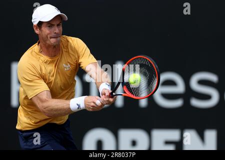 18th juin 2023; Nottingham tennis Centre, Nottingham, Angleterre: Rothesay Nottingham Open, jour 7; Andy Murray avec une photo de retour à Arthur Cazaux Banque D'Images