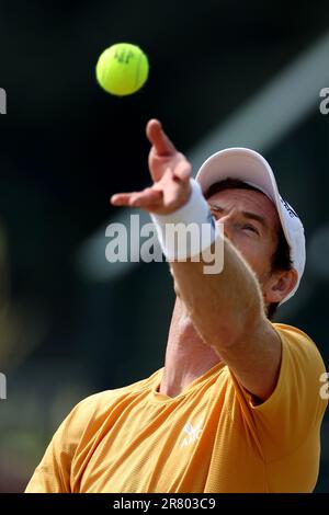 18th juin 2023; Nottingham tennis Centre, Nottingham, Angleterre: Rothesay Nottingham Open, jour 7; Andy Murray sert à Arthur Cazaux dans la finale des hommes célibataires Banque D'Images