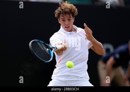 18th juin 2023; Nottingham tennis Centre, Nottingham, Angleterre: Rothesay Nottingham Open, jour 7; Arthur Cazaux avec un coup de front à Andy Murray dans la finale des hommes célibataires Banque D'Images