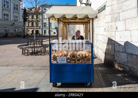 Cracovie, Pologne - 11 mars 2022: Dans le centre de Cracovie, il y a un restaurant polonais traditionnel vendant des bretzels polonais en Pologne. Banque D'Images