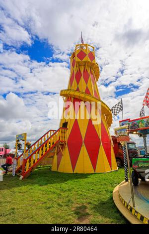 Une attraction de squelettes aux couleurs vives à l'Abbey Hill Steam Rally, Yeovil, Somerset, Angleterre, Royaume-Uni Banque D'Images