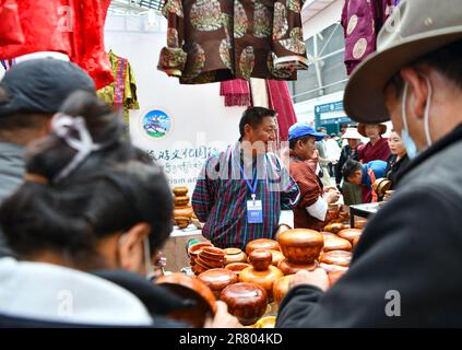 (230618) -- LHASSA, 18 juin 2023 (Xinhua) -- Un commerçant bhoutanais vend des produits à l'exposition touristique et culturelle de Xizang en 5th à Lhassa, capitale de la région autonome du Tibet du sud-ouest de la Chine, 18 juin 2023. L'expo est l'un des événements les plus importants du calendrier culturel du Tibet. (Xinhua/Jigme Dorje) Banque D'Images