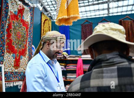 (230618) -- LHASSA, 18 juin 2023 (Xinhua) -- un commerçant indien vend des produits à l'exposition touristique et culturelle de Xizang en 5th à Lhassa, capitale de la région autonome du Tibet, au sud-ouest de la Chine, à 18 juin 2023. L'expo est l'un des événements les plus importants du calendrier culturel du Tibet. (Xinhua/Jigme Dorje) Banque D'Images