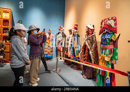 (230618) -- LHASSA, 18 juin 2023 (Xinhua) -- les visiteurs regardent les costumes tibétains à l'exposition touristique et culturelle de Xizang en 5th à Lhassa, capitale de la région autonome du Tibet du sud-ouest de la Chine, 18 juin 2023. L'expo est l'un des événements les plus importants du calendrier culturel du Tibet. (Xinhua/Sun Fei) Banque D'Images