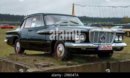 FINOWFURT, ALLEMAGNE - 06 MAI 2023 : la voiture compacte Plymouth Valiant, 1962. Fête de la course 2023. Ouverture de saison. Banque D'Images