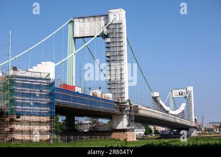 Le pont de Muelheim au-dessus du Rhin, échafaudé pour travaux de rénovation, Cologne, Allemagne, die wegen Renovierungsarbeiten eingeruestete Muelheimer Bruecke Banque D'Images