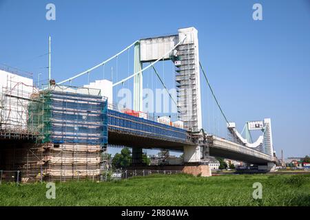 Le pont de Muelheim au-dessus du Rhin, échafaudé pour travaux de rénovation, Cologne, Allemagne, die wegen Renovierungsarbeiten eingeruestete Muelheimer Bruecke Banque D'Images