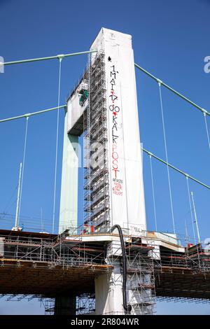 Le pont de Muelheim au-dessus du Rhin, échafaudé pour travaux de rénovation, Cologne, Allemagne, die wegen Renovierungsarbeiten eingeruestete Muelheimer Bruecke Banque D'Images