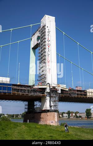 Le pont de Muelheim au-dessus du Rhin, échafaudé pour travaux de rénovation, Cologne, Allemagne, die wegen Renovierungsarbeiten eingeruestete Muelheimer Bruecke Banque D'Images