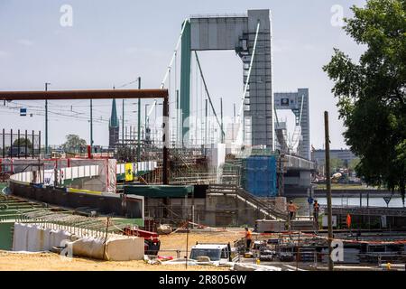 Le pont de Muelheim au-dessus du Rhin, échafaudé pour travaux de rénovation, Cologne, Allemagne, die wegen Renovierungsarbeiten eingeruestete Muelheimer Bruecke Banque D'Images