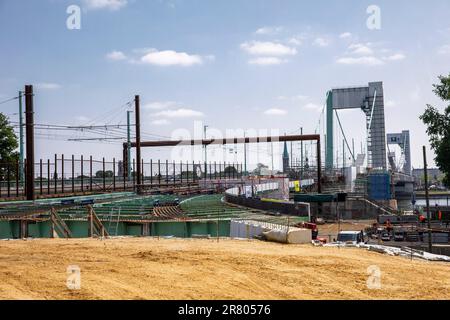 Le pont de Muelheim au-dessus du Rhin, échafaudé pour travaux de rénovation, Cologne, Allemagne, die wegen Renovierungsarbeiten eingeruestete Muelheimer Bruecke Banque D'Images