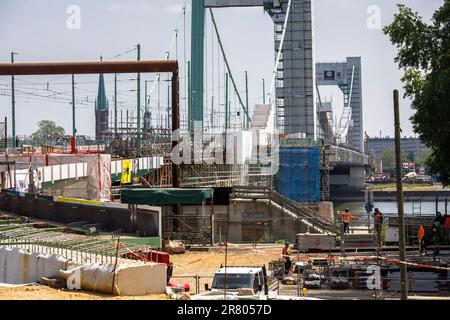 Le pont de Muelheim au-dessus du Rhin, échafaudé pour travaux de rénovation, Cologne, Allemagne, die wegen Renovierungsarbeiten eingeruestete Muelheimer Bruecke Banque D'Images