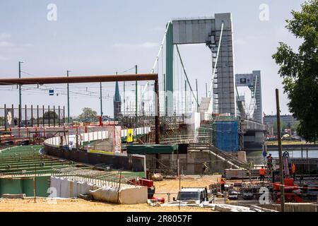 Le pont de Muelheim au-dessus du Rhin, échafaudé pour travaux de rénovation, Cologne, Allemagne, die wegen Renovierungsarbeiten eingeruestete Muelheimer Bruecke Banque D'Images