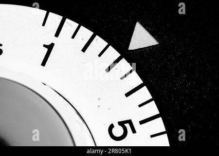 gros plan monochrome d'une minuterie de laboratoire analogique réglée sur trois Banque D'Images