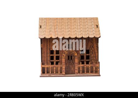 maison miniature en bois isolée sur fond blanc pour les concepts immobiliers et de construction. Banque D'Images