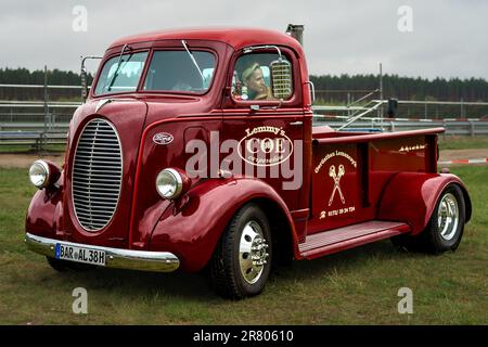 FINOWFURT, ALLEMAGNE - 06 MAI 2023 : le camion Ford COE (cabine sur moteur), 1938. Fête de la course 2023. Ouverture de saison. Banque D'Images