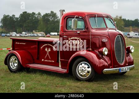 FINOWFURT, ALLEMAGNE - 06 MAI 2023 : le camion Ford COE (cabine sur moteur), 1938. Fête de la course 2023. Ouverture de saison. Banque D'Images