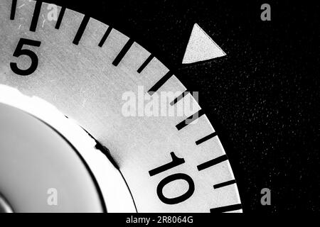 gros plan monochrome d'une minuterie de laboratoire analogique réglée sur huit Banque D'Images