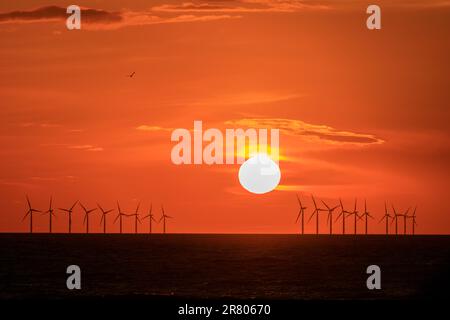 Coucher de soleil sur les éoliennes offshore sur la côte nord du pays de Galles Banque D'Images