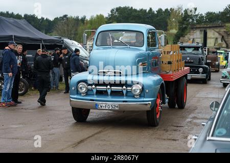 FINOWFURT, ALLEMAGNE - 06 MAI 2023 : le pick-up Ford F-6 COE (cabine sur moteur). Fête de la course 2023. Ouverture de saison. Banque D'Images