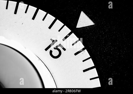 gros plan monochrome d'une minuterie de laboratoire analogique réglée sur 15 Banque D'Images