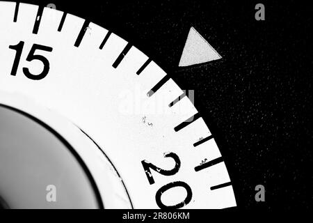 gros plan monochrome d'une minuterie de laboratoire analogique réglée sur 18 Banque D'Images