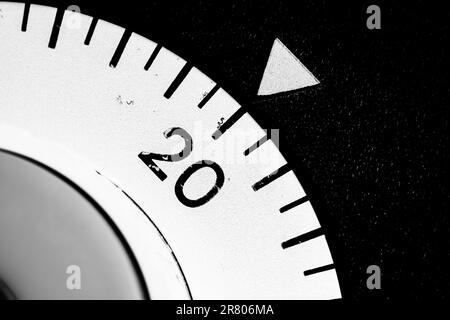 gros plan monochrome d'une minuterie de laboratoire analogique réglée sur 20 Banque D'Images