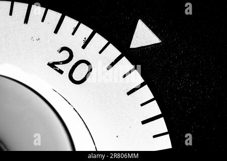 gros plan monochrome d'une minuterie de laboratoire analogique réglée sur 21 Banque D'Images