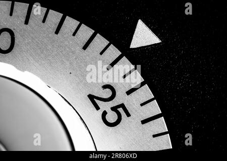gros plan monochrome d'une minuterie de laboratoire analogique réglée sur 24 Banque D'Images