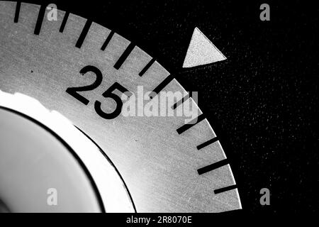 gros plan monochrome d'une minuterie de laboratoire analogique réglée sur 26 Banque D'Images