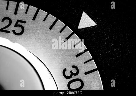 gros plan monochrome d'une minuterie de laboratoire analogique réglée sur 28 Banque D'Images
