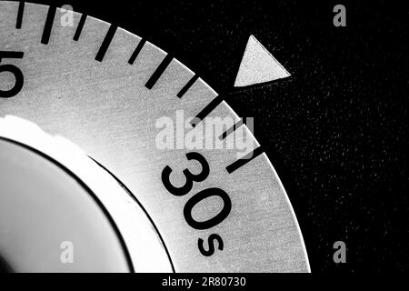 gros plan monochrome d'une minuterie de laboratoire analogique réglée sur 29 Banque D'Images