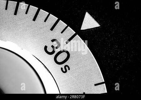 gros plan monochrome d'une minuterie de laboratoire analogique réglée sur 30 Banque D'Images